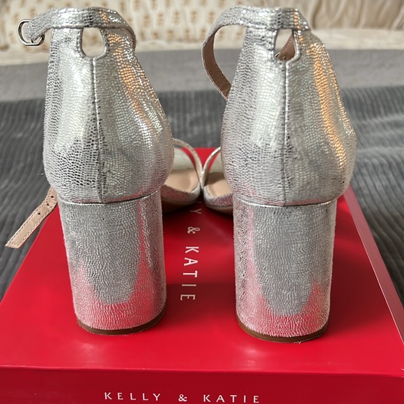 Metallic silver women’s 9M block heel - Picture 5 of 8